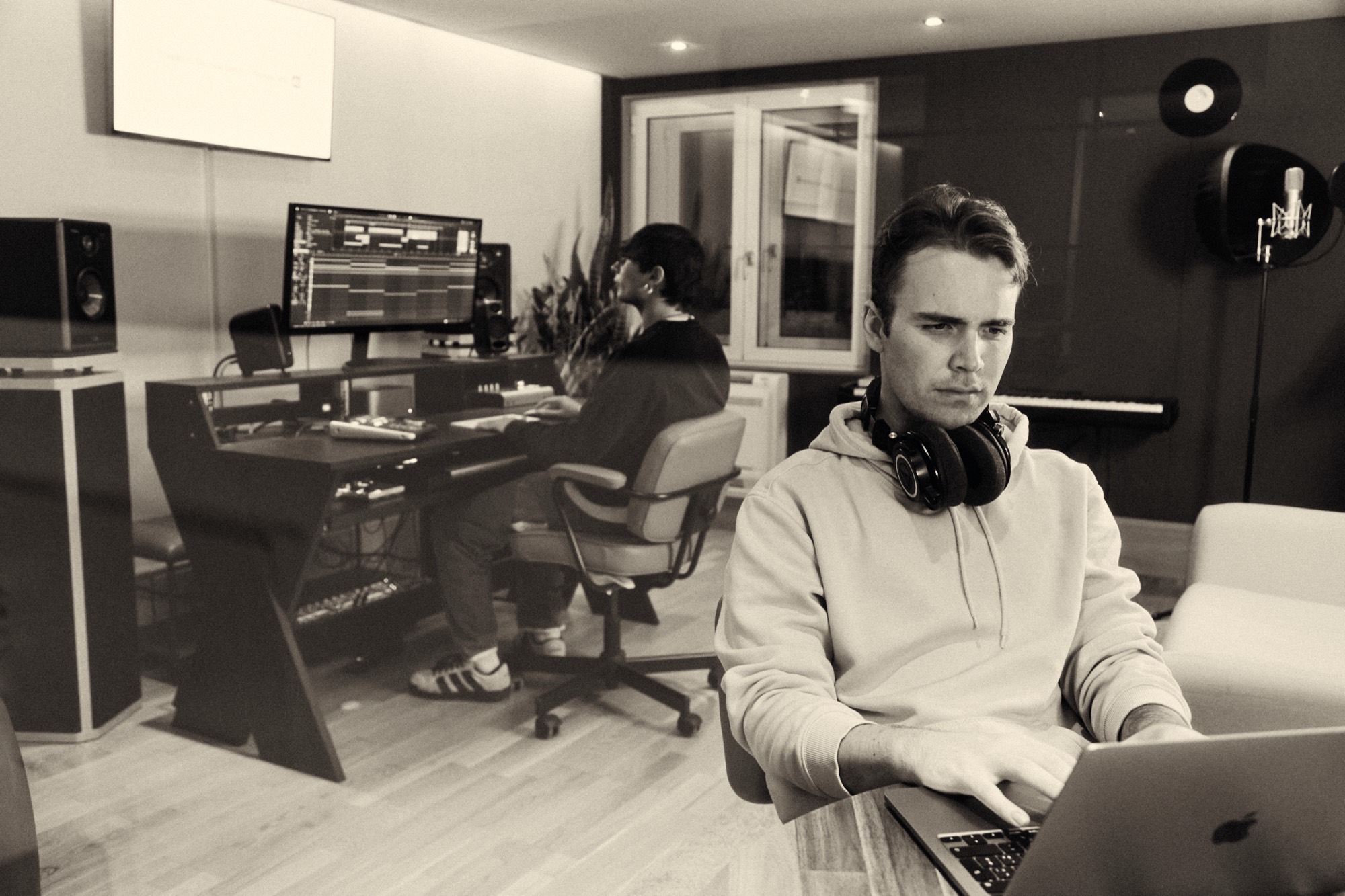 Il nostro studio a Milano: postazioni di lavoro, monitor da studio e microfono in cabina.